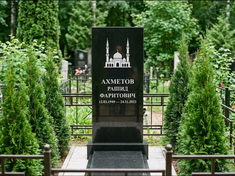 Мусульманский памятник с гравировкой мечети — силуэт мечети с двумя минаретами над именем, работа «Ахметов» в Липецке