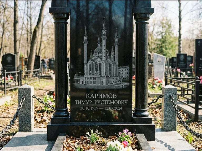 Мусульманский памятник с гравировкой мечети: стела с колоннами-минаретами по бокам — детализированная гравировка мечети Кул-Шариф, гранитные столбики с провисающей цепью, работа «Каримов» в Липецке