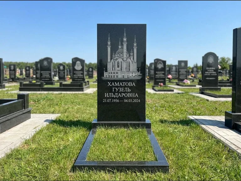 Мусульманский памятник с гравировкой мечети: небольшая скромная одиночная стела — золочёная гравировка мечети, аккуратный участок с газоном, работа «Нигматуллина» в Липецке