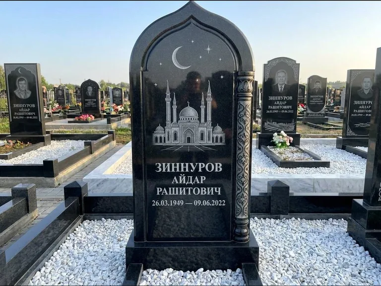 Мусульманский памятник с гравировкой мечети: стела с михраб-верхом и резной боковой колонной — детализированная гравировка мечети Кул-Шариф, белая мраморная крошка, работа «Ахметов» в Липецке