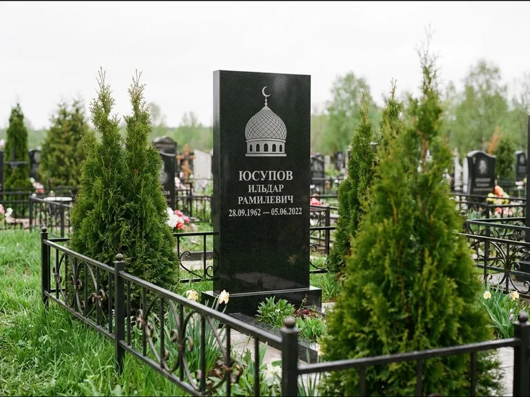 Мусульманский памятник с гравировкой мечети — купол с полумесяцем в верхней части, работа «Юсупов» в Липецке