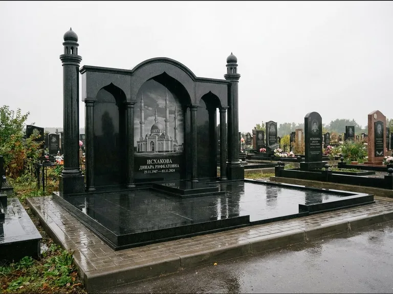 Мусульманский памятник с гравировкой мечети: семейный мемориал с колоннами-минаретами и аркой — золочёная гравировка мечети, большая мощёная площадка, работа «Абдуллаева» в Липецке