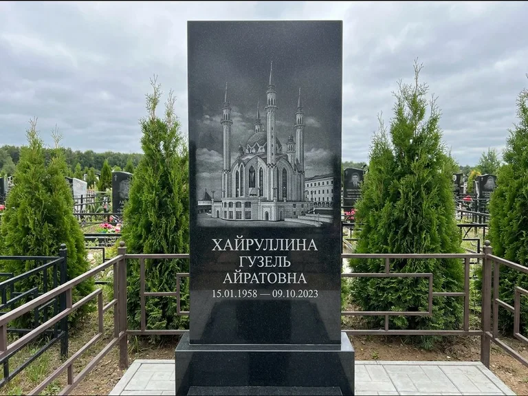 Мусульманский памятник с гравировкой мечети — панорама мечети во всю ширину стелы, работа «Хайруллина» в Липецке