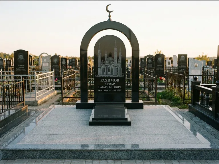 Мусульманский памятник с гравировкой мечети: монументальная стела-арка с полумесяцем на вершине — детализированная гравировка мечети Кул-Шариф, мощёная гранитная площадка с бордюром, работа «Юсупов» в Липецке