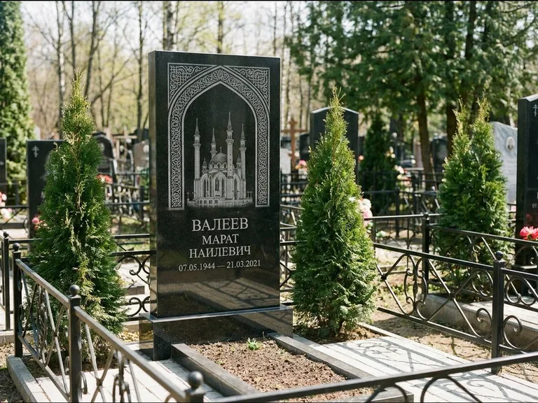 Мусульманский памятник с гравировкой мечети — мечеть в восточной арке с орнаментом, работа «Валеев» в Липецке