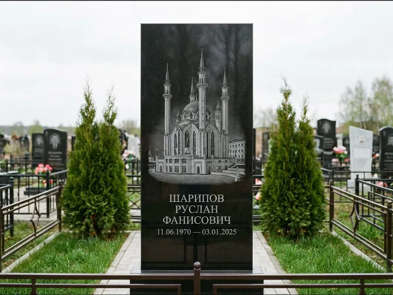 Мусульманский памятник с гравировкой мечети — мечеть Кул-Шариф на обороте стелы, работа «Шарипов» в Липецке