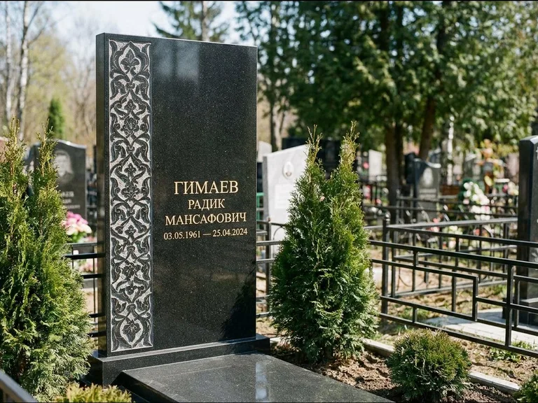 Мусульманский памятник — колонна ислими по краю стелы, работа «Гимаев» в Липецке