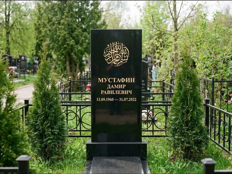 Мусульманский памятник — шахада в верхней части стелы, работа «Мустафин» в Липецке