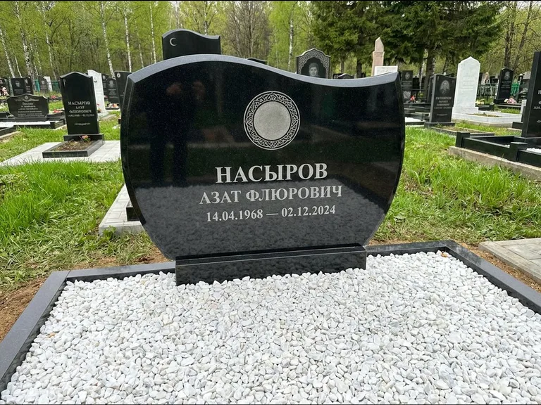 Мусульманский памятник: стела с волнообразным скошенным верхом — гравировка мечети под полумесяцем и звёздами, белая мраморная крошка с бордюром, работа «Насыров» в Липецке