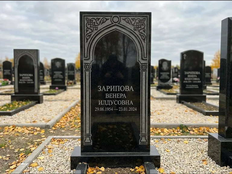 Мусульманский памятник: фигурная стела с михраб-нишей — гравировка мечети в михраб-арке с орнаментом, светлая гравийная отсыпка, работа «Зарипова» в Липецке
