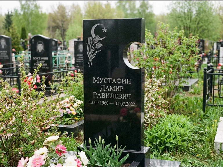 Мусульманский памятник: стела с боковым вырезом в форме полумесяца — гравировка минарета с полумесяцем, низкие кусты в цвету, работа «Мустафин» в Липецке