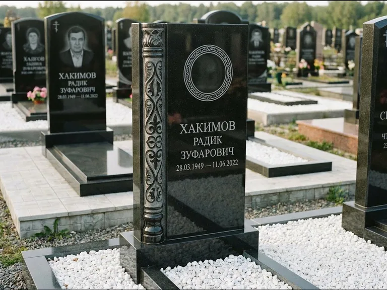 Мусульманский памятник: стела с боковой резной орнаментальной колонной — детализированная гравировка мечети Кул-Шариф, белая мраморная крошка, работа «Хабибуллин» в Липецке