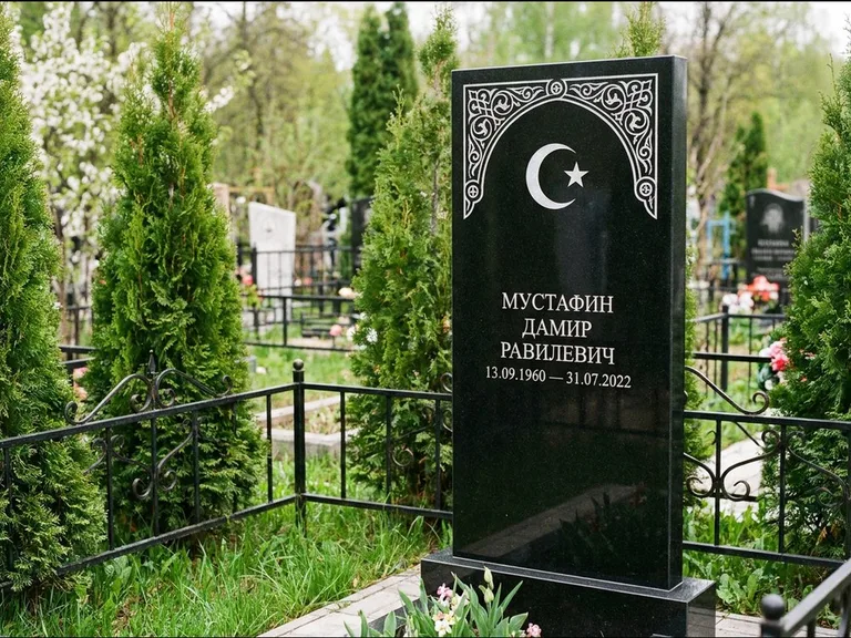 Мусульманский памятник — полумесяц со звездой и орнамент-бордюр, работа «Мустафин» в Липецке