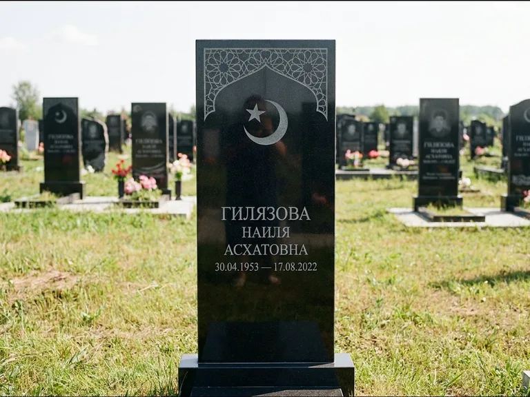 Мусульманский памятник: узкая вертикальная стела-пилон с полумесяцем — гравировка мечети в михраб-арке с орнаментом, открытая лужайка без ограды, работа «Ибрагимова» в Липецке