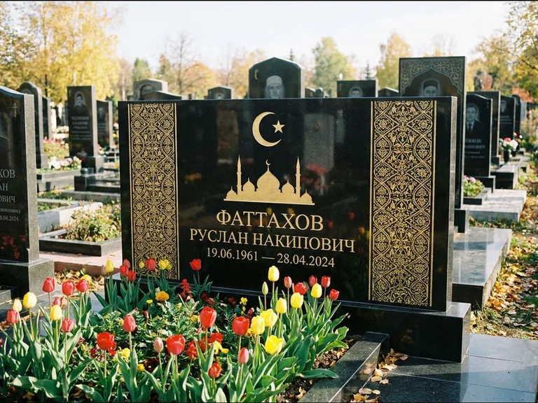 Мусульманский памятник: широкая панорамная стела с золочёным орнаментом — гравировка минарета с полумесяцем, цветник с тюльпанами, работа «Сулейманов» в Липецке