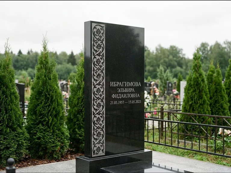 Мусульманский памятник — колонна ислими по краю стелы, работа «Ибрагимова» в Липецке