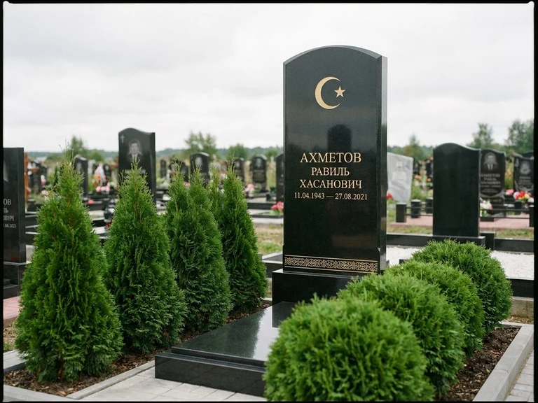 Гравировка полумесяца на памятник в Липецке — памятник из чёрного гранита с гравировкой