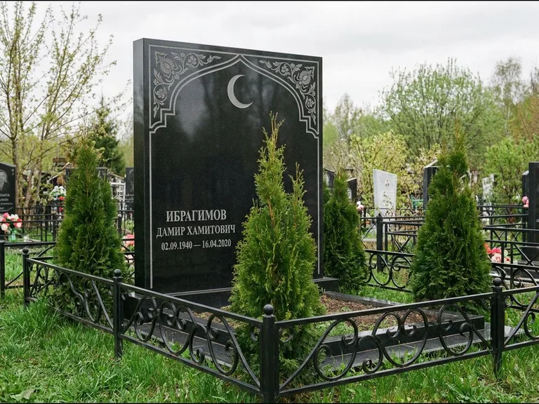 Памятник с гравировкой полумесяца — гравировка полумесяца в восточной арке с орнаментом, работа «Ибрагимов» в Липецке