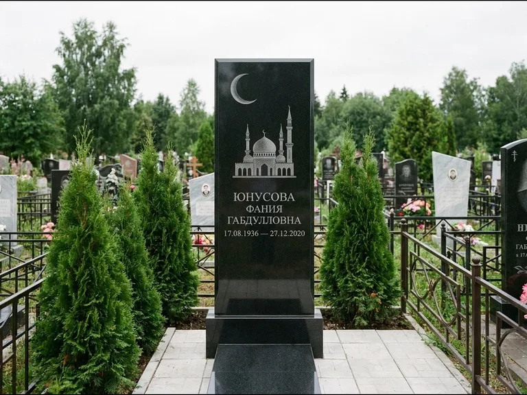 Памятник с гравировкой полумесяца — гравировка полумесяца над силуэтом мечети, работа «Юнусова» в Липецке