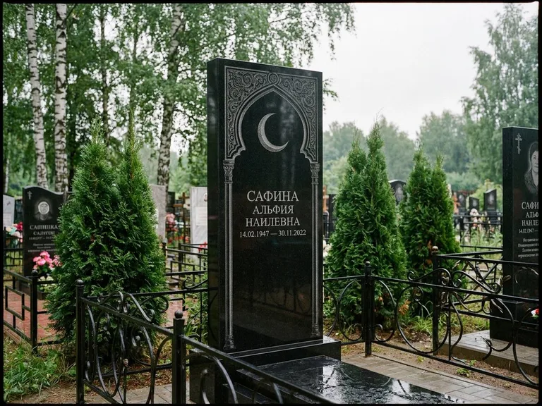 Памятник с гравировкой полумесяца — гравировка полумесяца в восточной арке с орнаментом, работа «Сафина» в Липецке