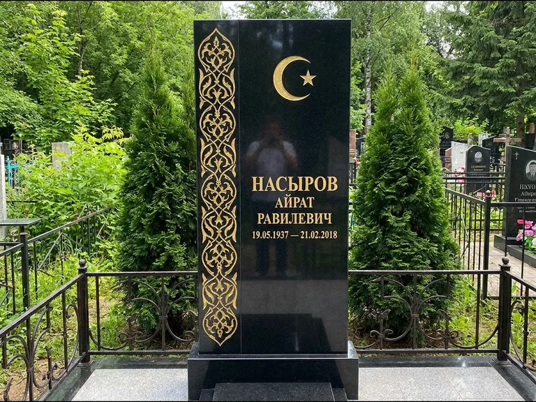 Памятник с гравировкой полумесяца — золочёный полумесяц и колонна растительного орнамента-ислими, работа «Насыров» в Липецке