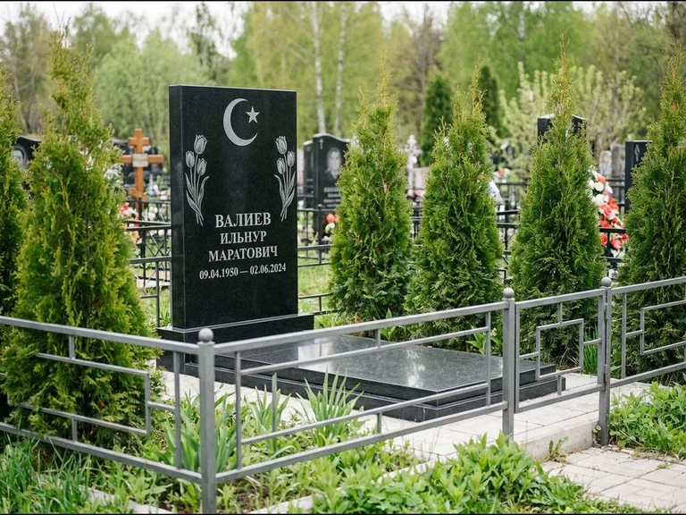 Памятник с гравировкой полумесяца — гравировка полумесяца со звездой и тюльпанами по бокам, работа «Валиев» в Липецке