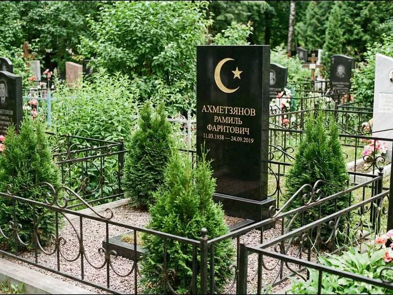 Памятник с гравировкой полумесяца — золочёная гравировка полумесяца со звездой в верхней части с, работа «Ахметзянов» в Липецке