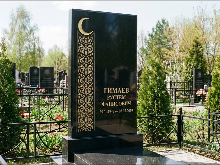 Памятник с гравировкой полумесяца — золочёный полумесяц и колонна растительного орнамента-ислими, работа «Гимаев» в Липецке