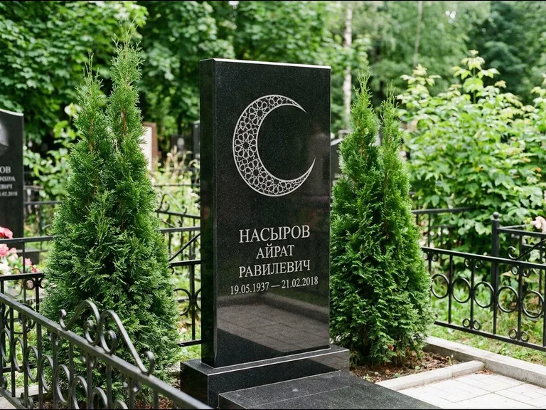 Памятник с гравировкой полумесяца — гравировка полумесяца в геометрическом орнаменте-гирихе, работа «Насыров» в Липецке