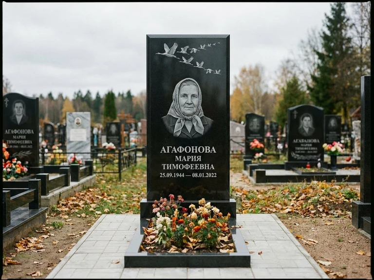 Гравировка журавлей на памятник в Липецке — памятник из чёрного гранита с гравировкой