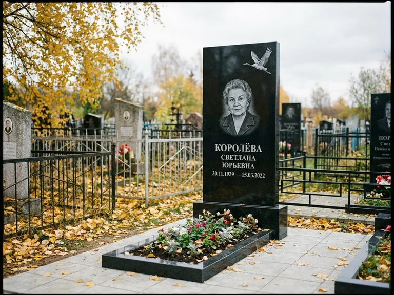 Памятник с гравировкой журавлей — белая гравировка клина журавлей, уходящего в верхний угол ст, работа «Королёва» в Липецке