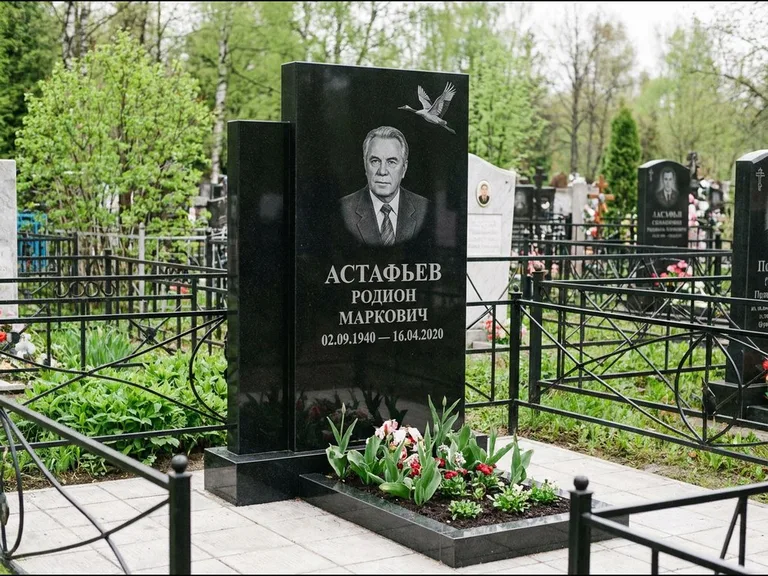 Памятник с гравировкой журавлей — гравировка одиночного летящего журавля над портретом, работа «Астафьев» в Липецке