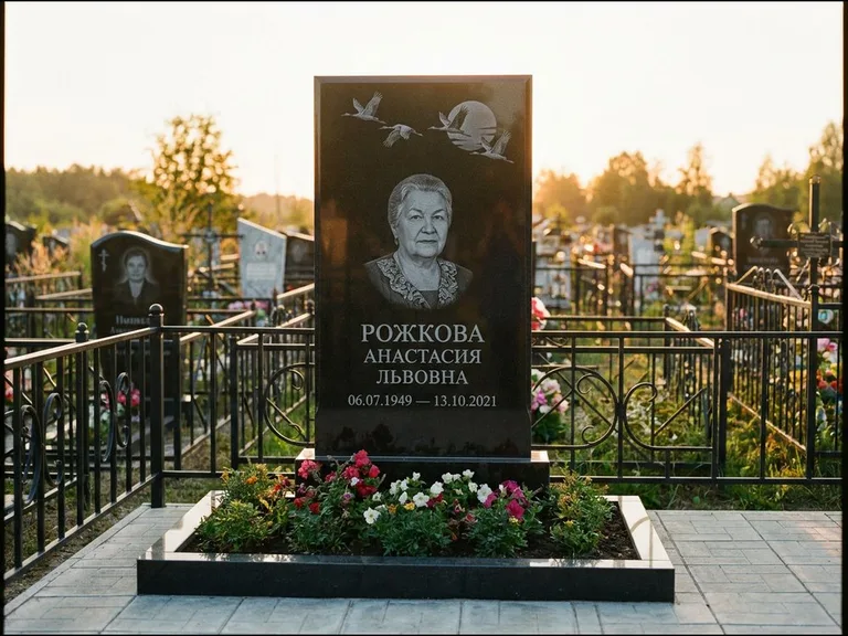 Памятник с гравировкой журавлей — гравировка клина журавлей на фоне солнечного диска, работа «Рожкова» в Липецке