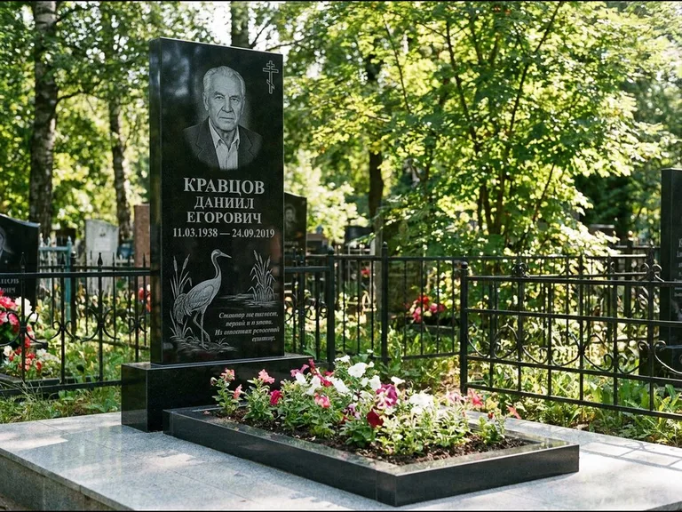 Памятник с гравировкой журавлей — гравировка журавля у камышей рядом с эпитафией, работа «Кравцов» в Липецке