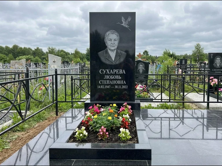Памятник с гравировкой журавлей — гравировка одиночного летящего журавля над портретом, работа «Сухарева» в Липецке