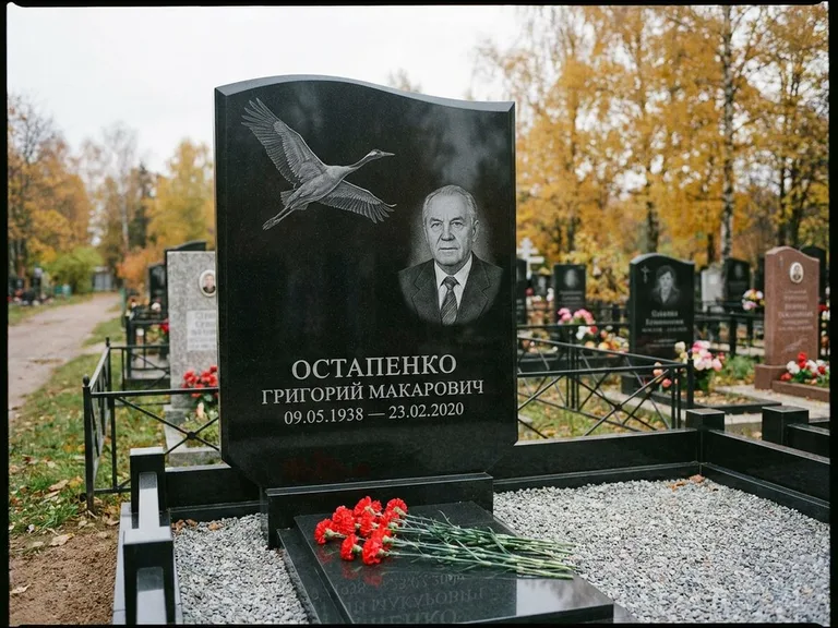 Памятник с гравировкой журавлей — гравировка журавлей, работа «Остапенко» в Липецке