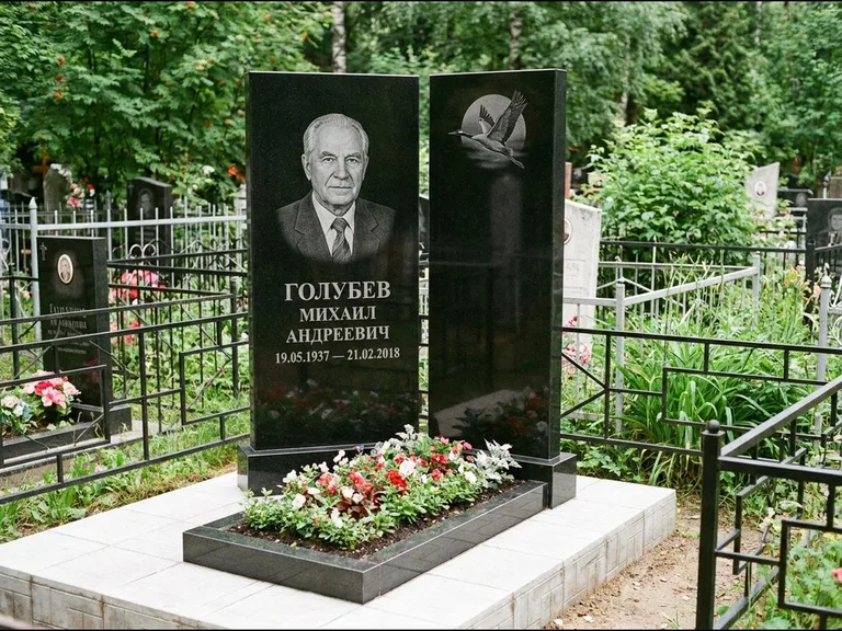 Памятник с гравировкой журавлей — гравировка клина журавлей на фоне солнечного диска, работа «Голубев» в Липецке
