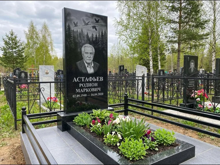Памятник с гравировкой журавлей — гравировка силуэтов журавлей над еловым лесом, работа «Астафьев» в Липецке