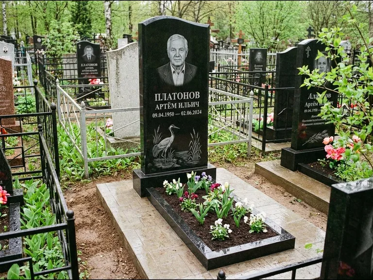 Памятник с гравировкой журавлей — гравировка журавля у камышей рядом с эпитафией, работа «Платонов» в Липецке