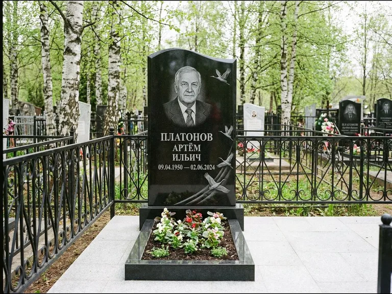 Памятник с гравировкой журавлей — гравировка трёх журавлей по диагонали через свободное поле с, работа «Платонов» в Липецке