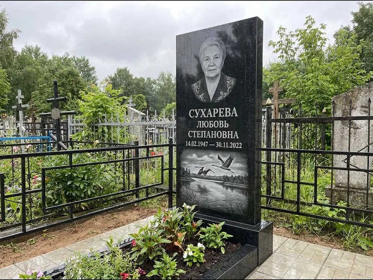 Памятник с гравировкой журавлей — гравировка пары журавлей над гладью озера в нижней части, работа «Сухарева» в Липецке