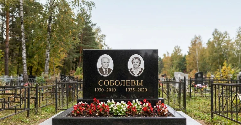 Памятник с художественной гравировкой, Пример гранитного памятника, установленного мастерской «Мастер Каменев»