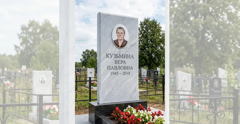 Памятник с цветником, Пример гранитного памятника, установленного мастерской «Мастер Каменев»