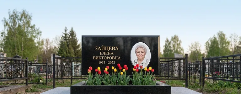 Памятник с художественной гравировкой, Пример гранитного памятника, изготовленного мастерской «Мастер Каменев» для кладбища в Москве