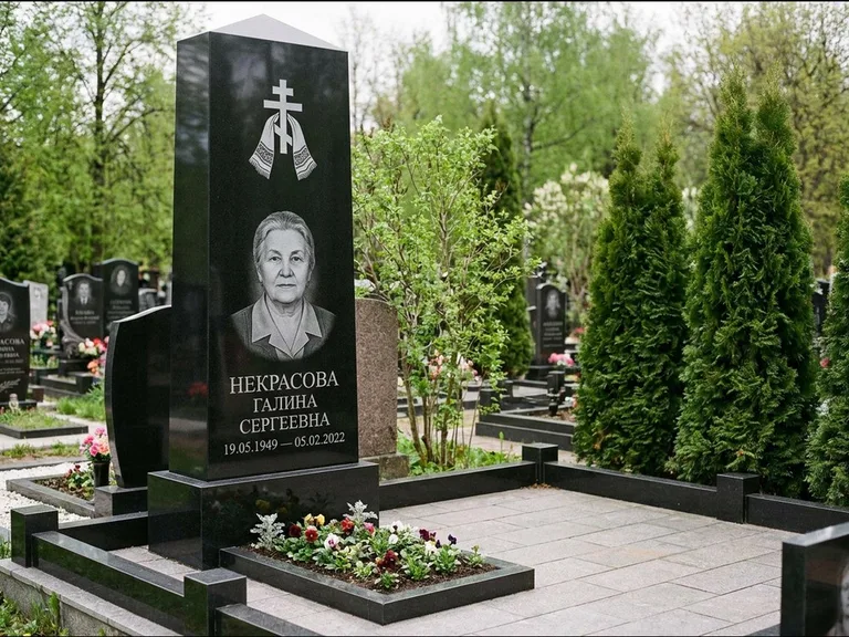 Памятник из чёрного гранита — стела-пилон с ажурным резным крестом, работа «Ерофеева» в Липецке