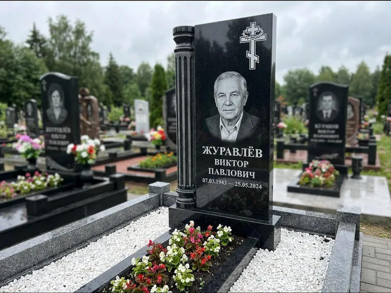 Памятник из чёрного гранита — семейный мемориал из двух стел с крестом с рушником, работа «Гущин» в Липецке