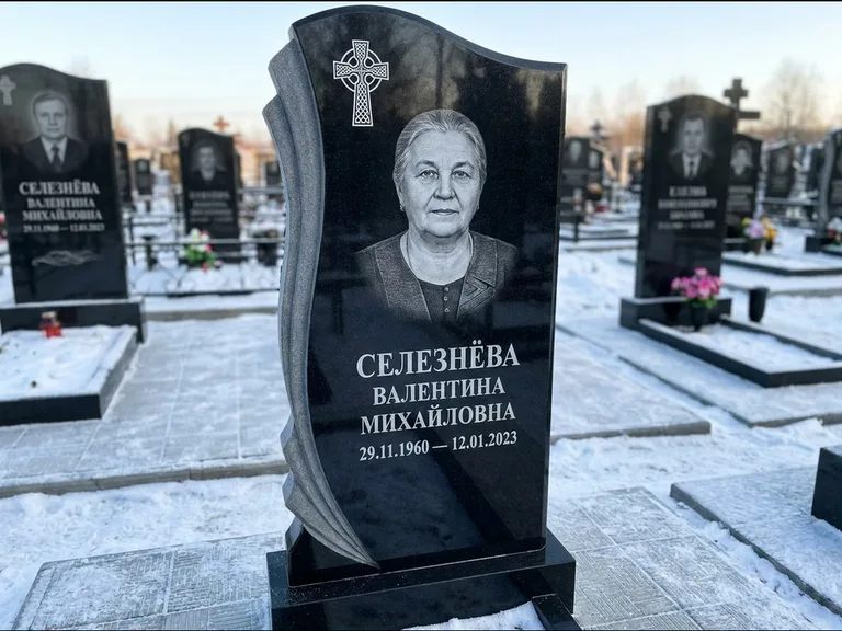 Памятник из чёрного гранита — восьмигранный обелиск с кельтским крестом, работа «Некрасова» в Липецке