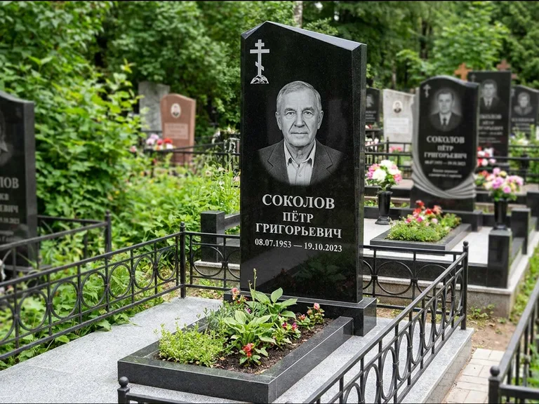 Памятник из чёрного гранита — полукруглая стела с крестом на Голгофе, работа «Журавлёв» в Липецке