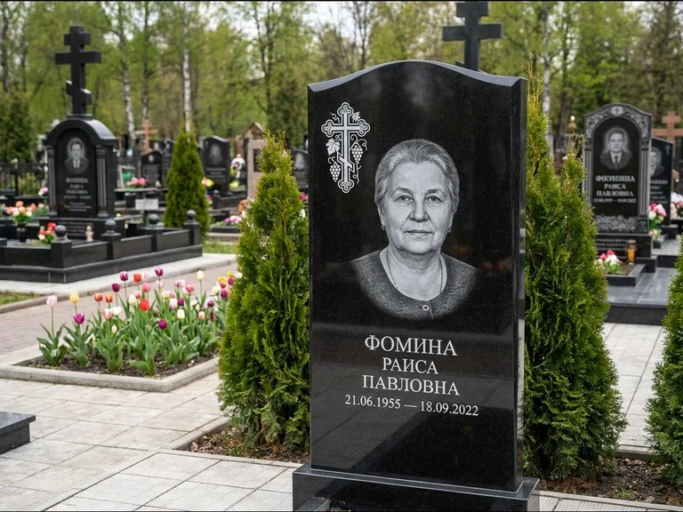 Памятник из чёрного гранита — двухцветная стела с крестом с распятием, работа «Одинцова» в Липецке