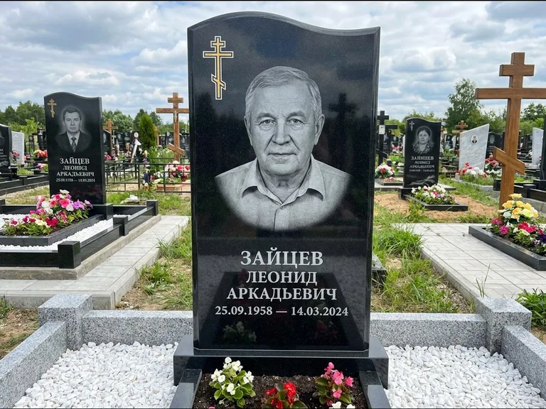Памятник из чёрного гранита — горизонтальная семейная стела с аркой с процветшим крестом с виноградной лозой, работа «Верещагин» в Липецке